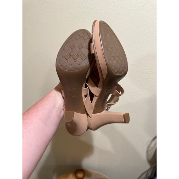 Naturalizer Heels - Picture 6 of 8